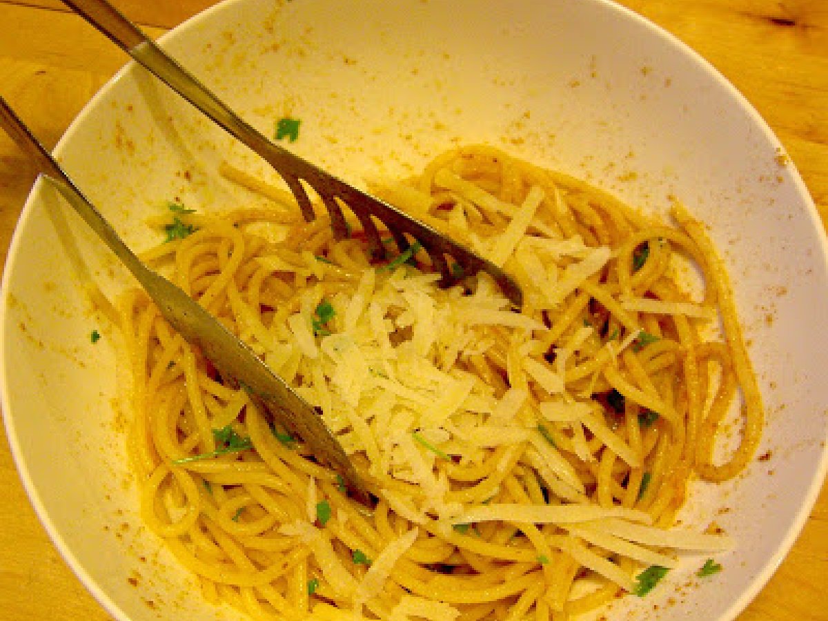 Spaghetti di Gragnano con Bottarga, scaglie di Pecorino Romano e Prezzemolo dell'orto