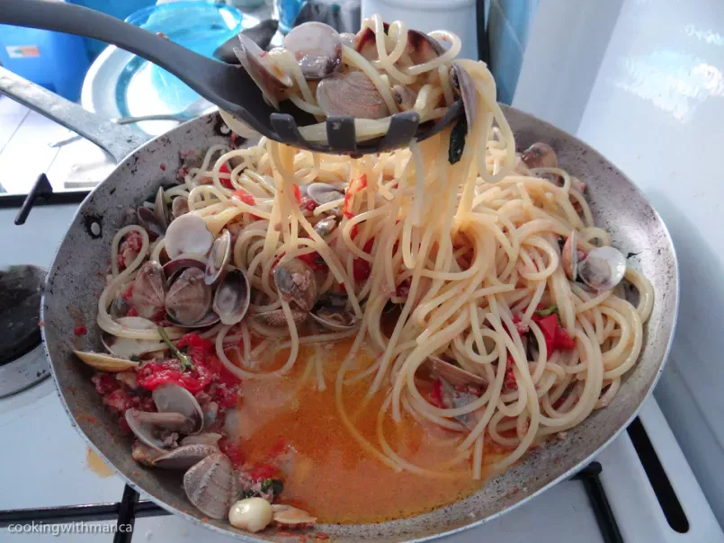 Spaghetti di Gragnano con vongole e canocchie
