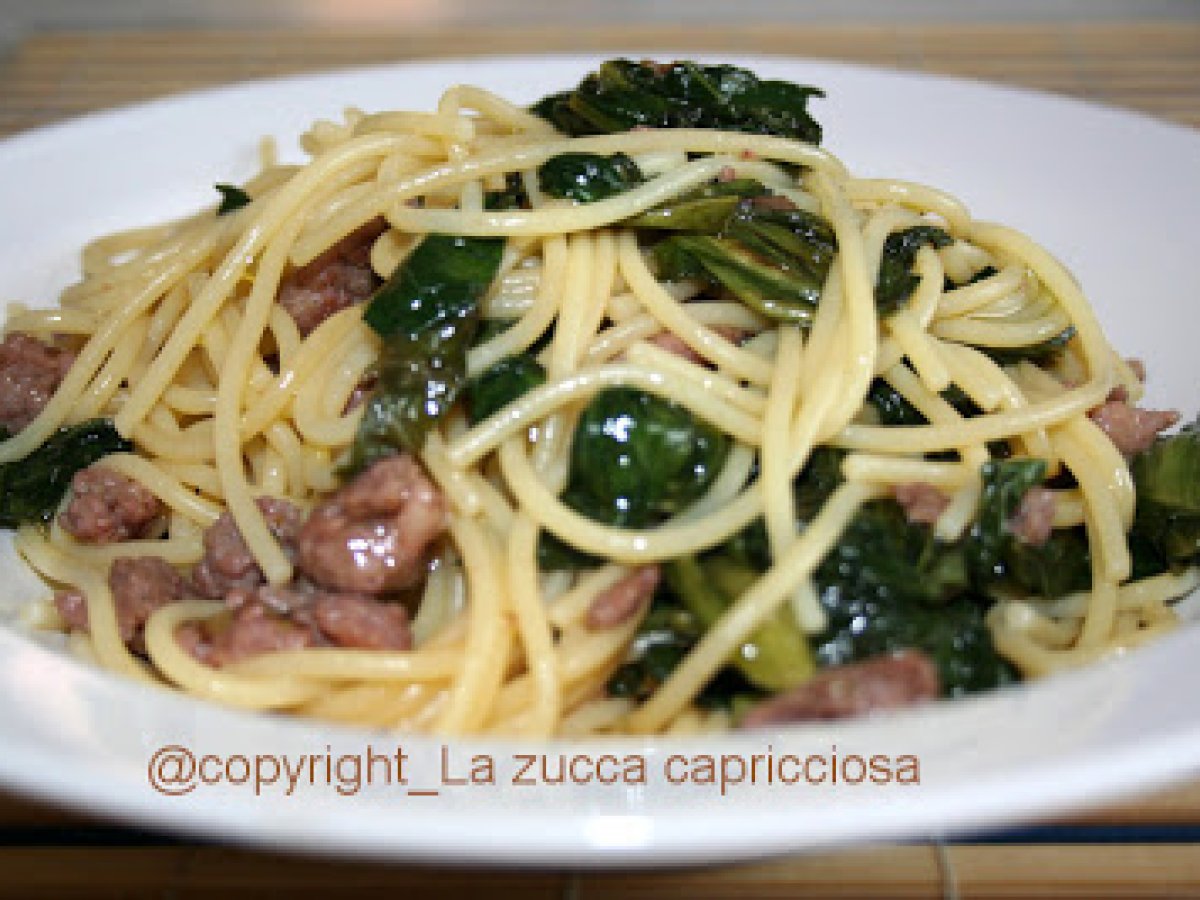 Spaghetti di mais con radicchio verde e salsiccia