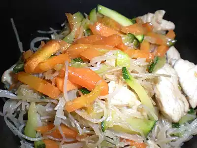 Spaghetti di riso con pollo