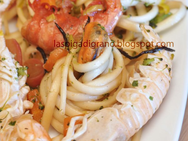 Spaghetti di riso con verdure e pesce al wok