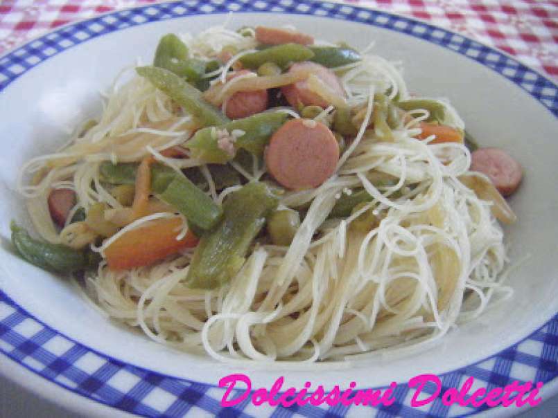 Spaghetti di riso con verdure e wurstel, foto 1