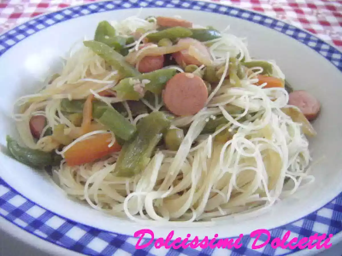 Spaghetti di riso con verdure e wurstel