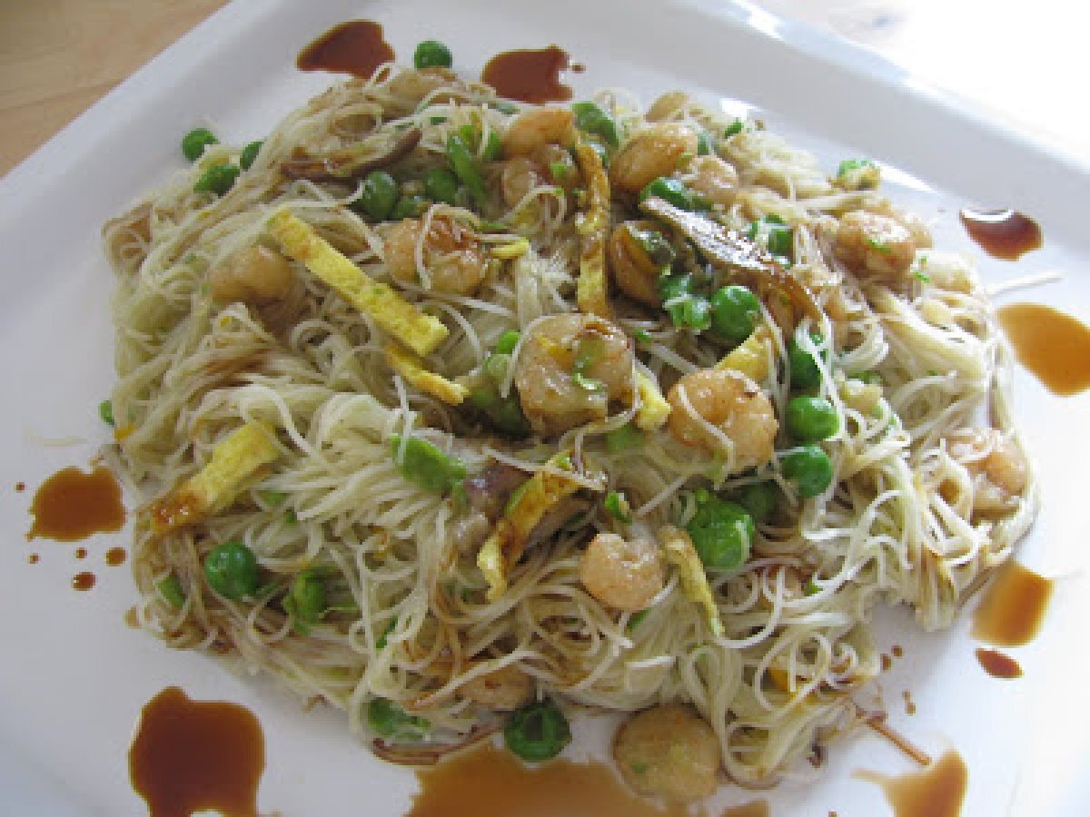 SPAGHETTI DI RISO SALTATI CON VERDURE E SALSA DI SOIA