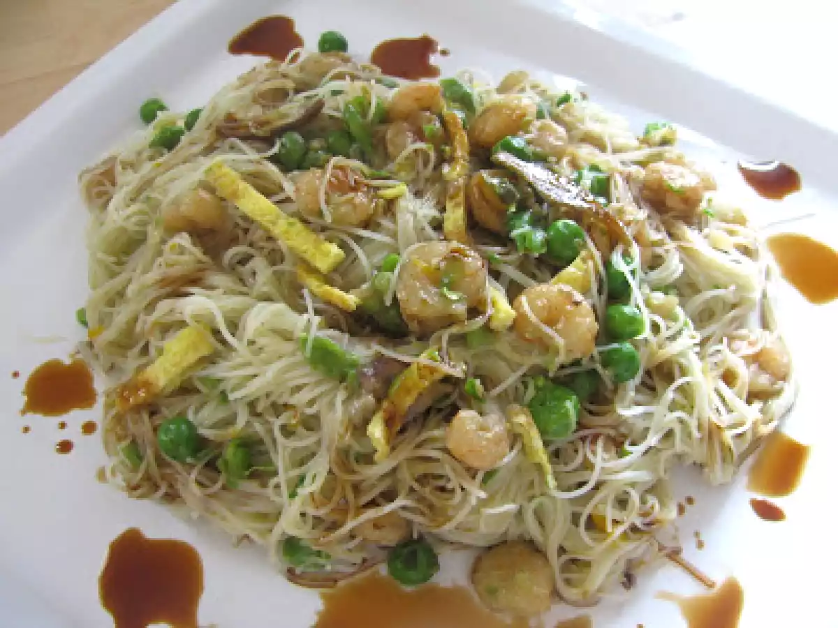SPAGHETTI DI RISO SALTATI CON VERDURE E SALSA DI SOIA