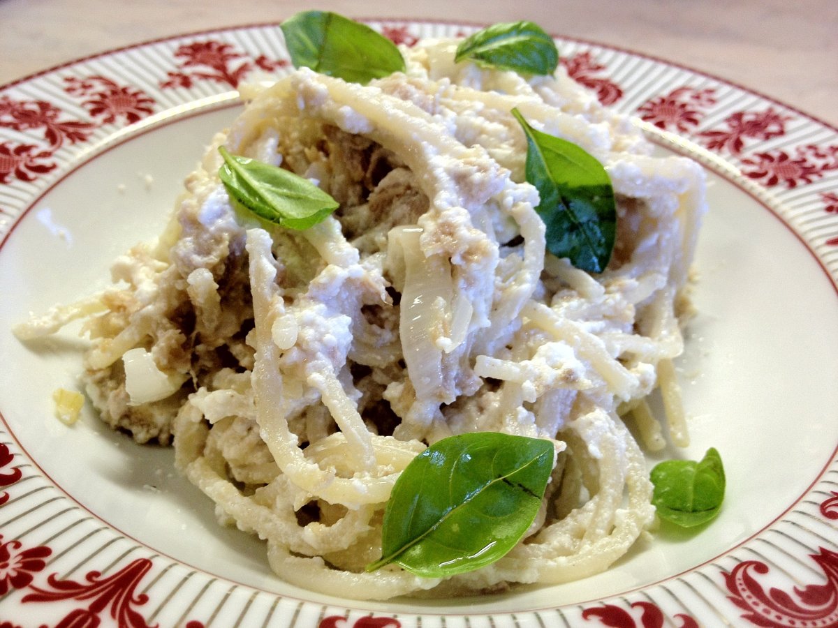 SPAGHETTI DI RISO, TONNO E RICOTTA