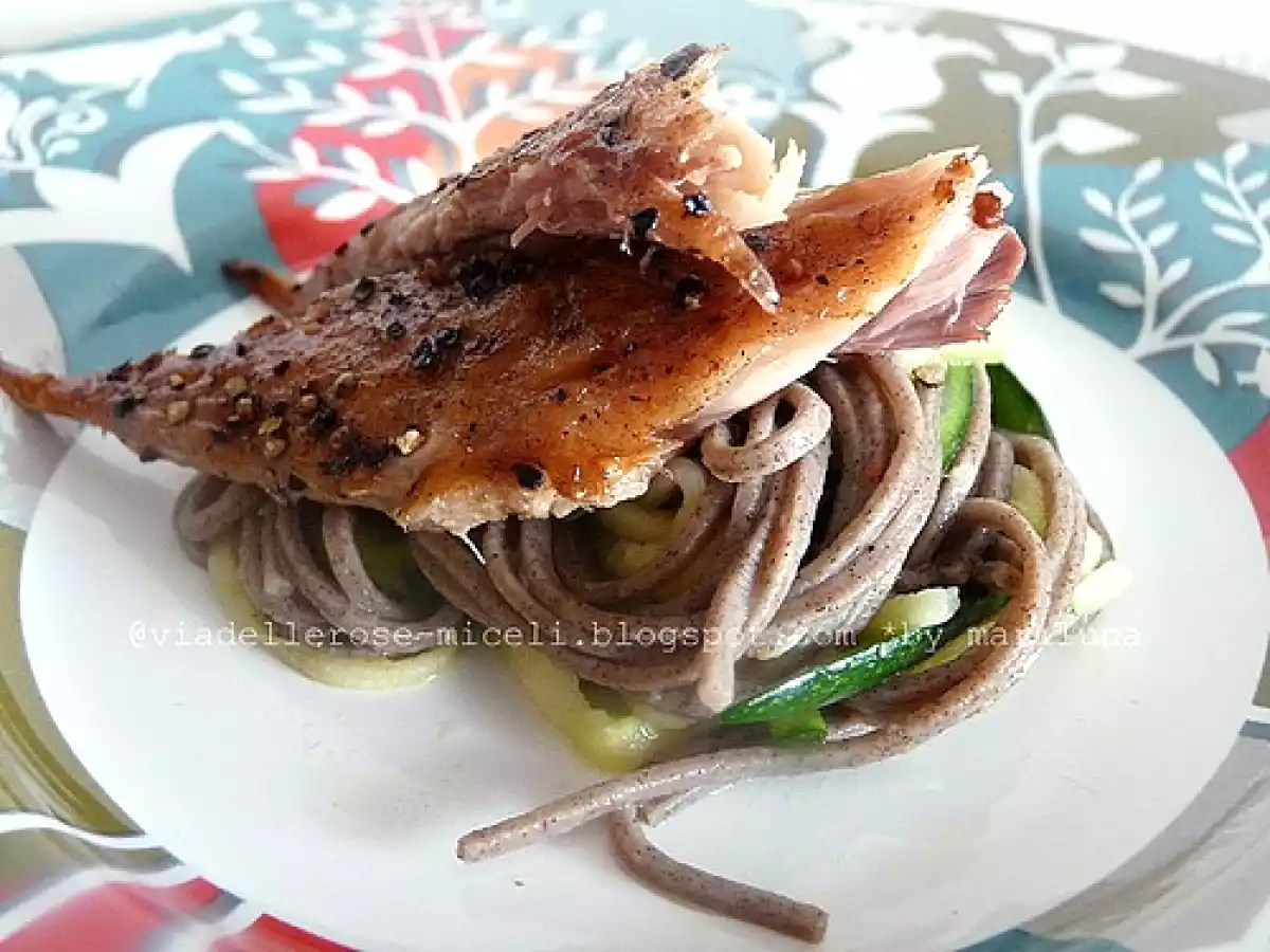 Spaghetti di soba, zucchine con sgombro affumicato e profumo di zenzero