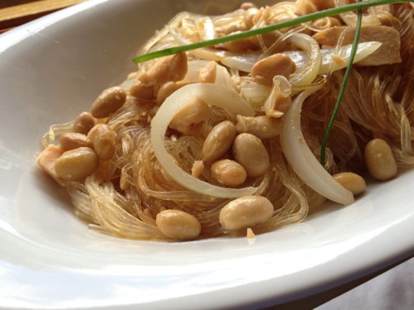 spaghetti di soia con salmone e verdure croccanti