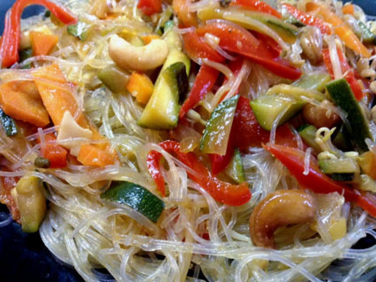 SPAGHETTI DI SOIA CON VERDURE CROCCANTI E ANACARDI