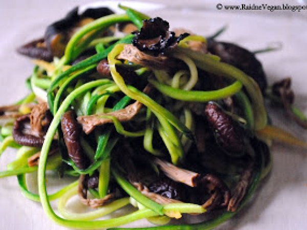 Spaghetti di Zucchine ai funghi con tartufo nero