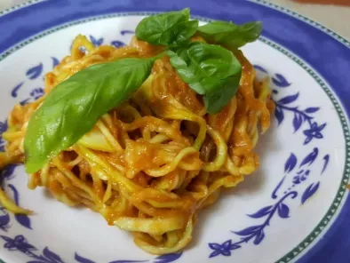 Spaghetti di zucchine al sugo di pomodoro a freddo
