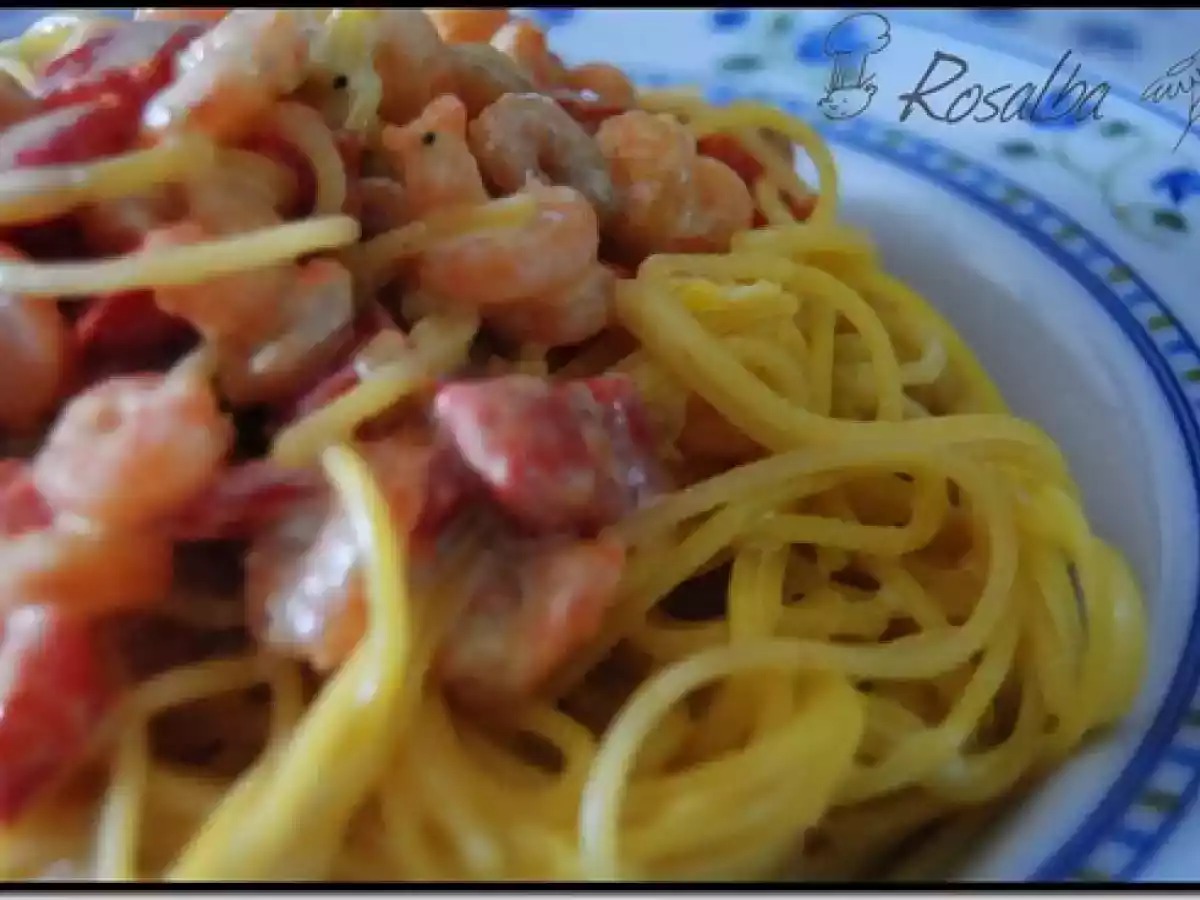 Spaghetti dorati con gamberetti e peperoni