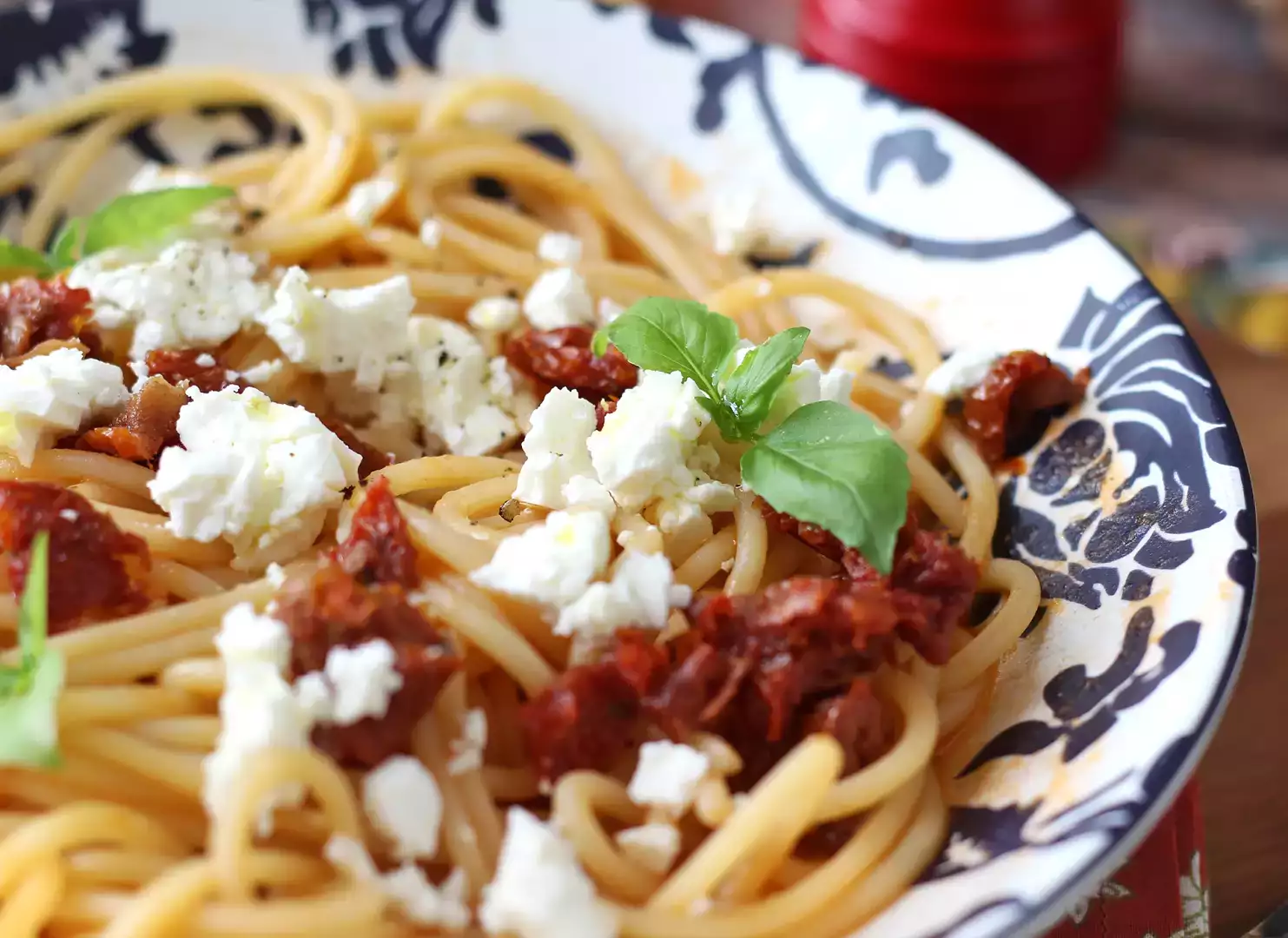 Spaghetti freddi con feta e pomodori secchi: una ricetta estiva fresca e gustosa