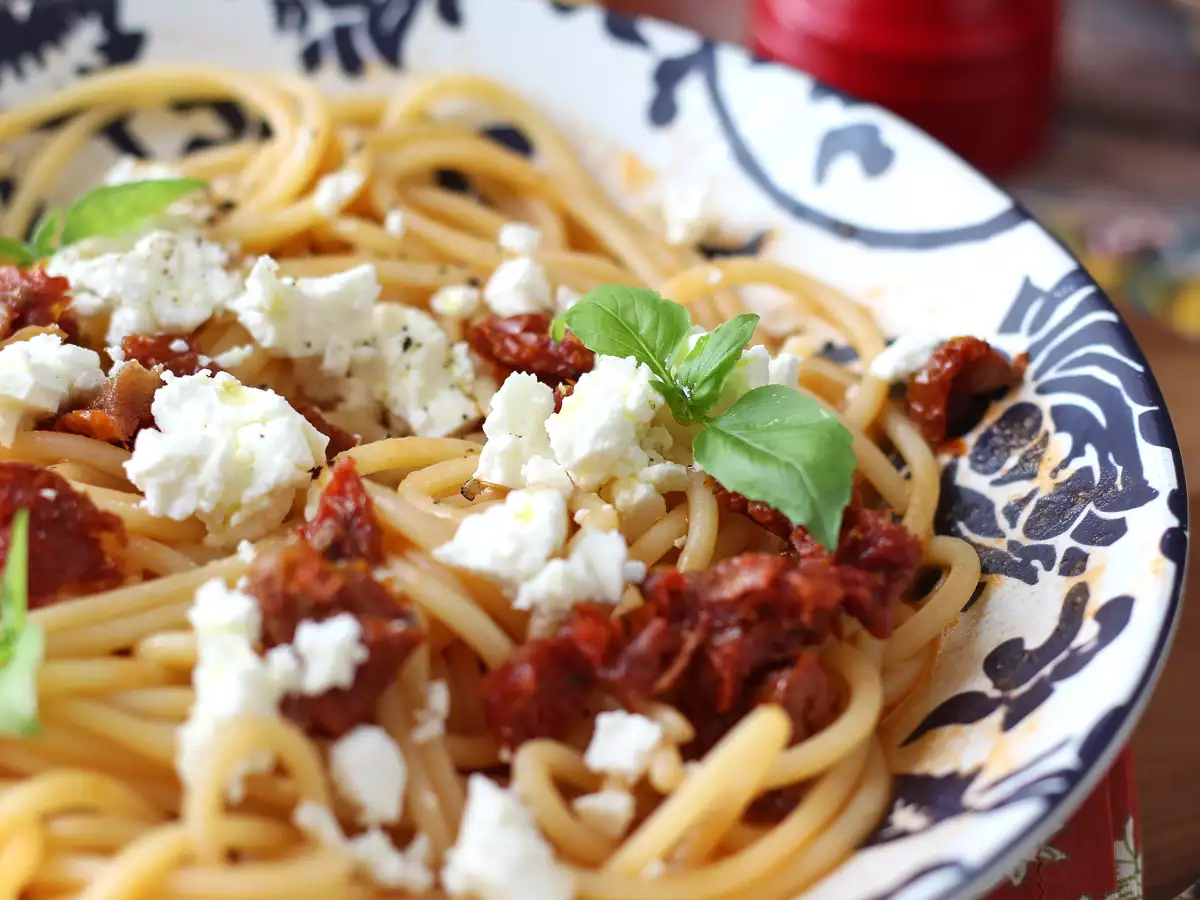 Spaghetti freddi con feta e pomodori secchi: una ricetta estiva fresca e gustosa