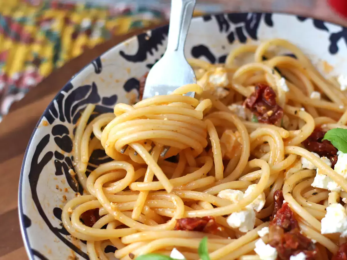 Spaghetti freddi con feta e pomodori secchi: una ricetta estiva fresca e gustosa - foto 2