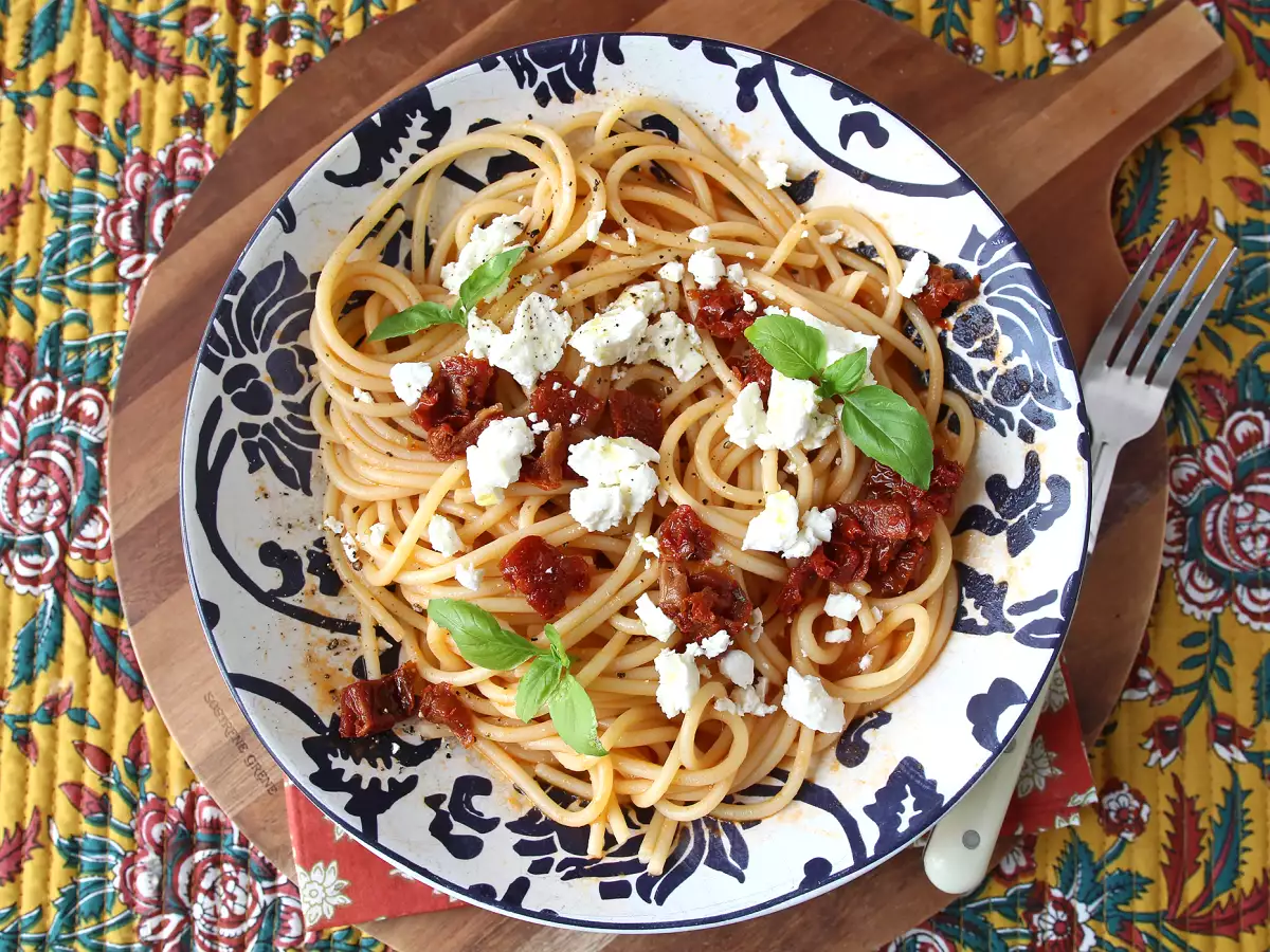 Spaghetti freddi con feta e pomodori secchi: una ricetta estiva fresca e gustosa - foto 3