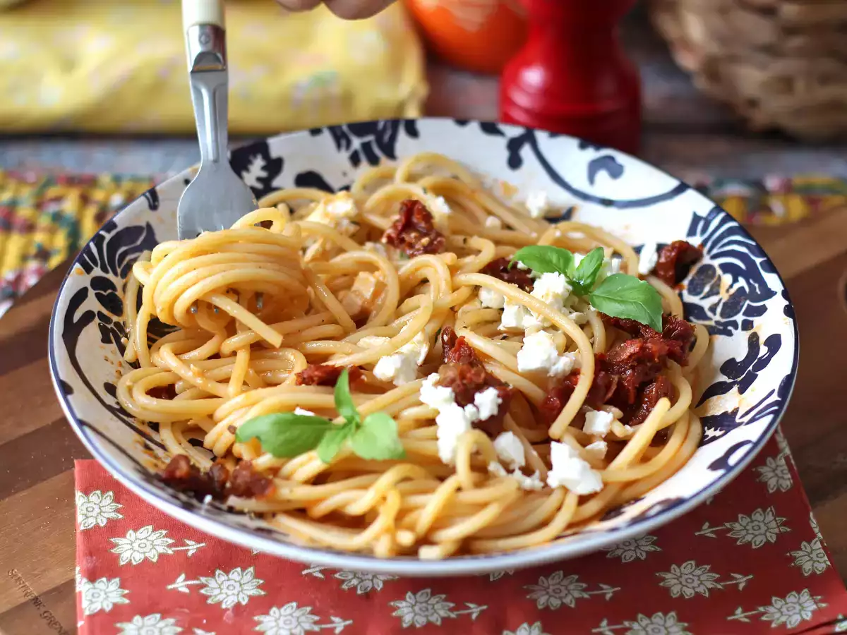 Spaghetti freddi con feta e pomodori secchi: una ricetta estiva fresca e gustosa - foto 4