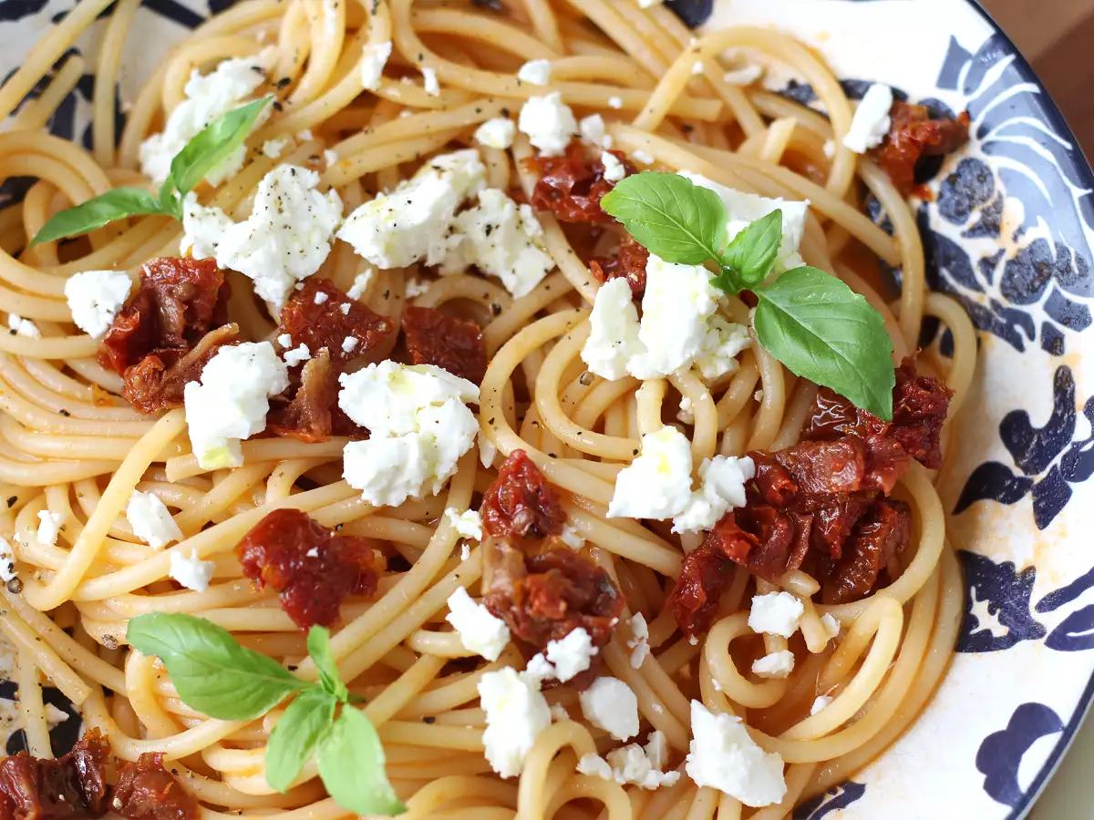 Spaghetti freddi con feta e pomodori secchi: una ricetta estiva fresca e gustosa - foto 5
