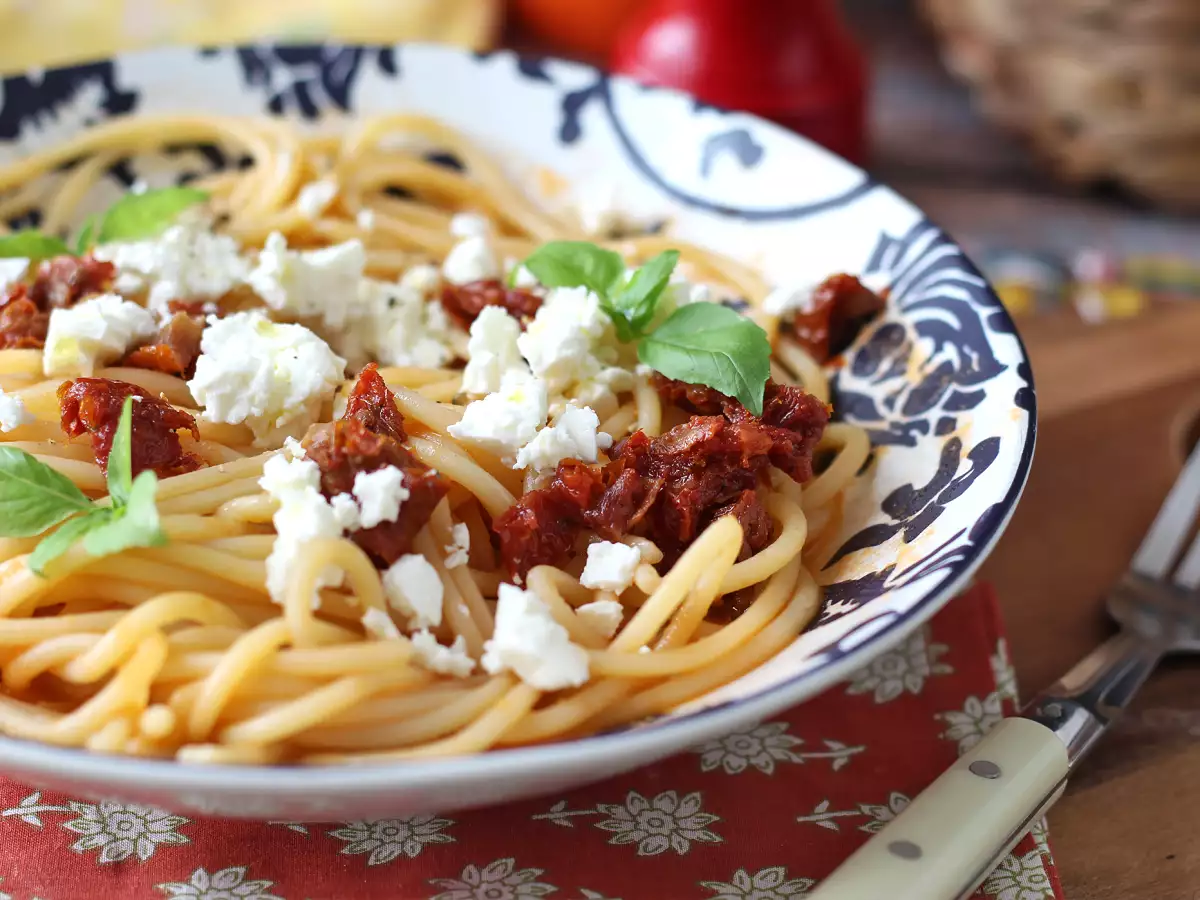 Spaghetti freddi con feta e pomodori secchi: una ricetta estiva fresca e gustosa - foto 6