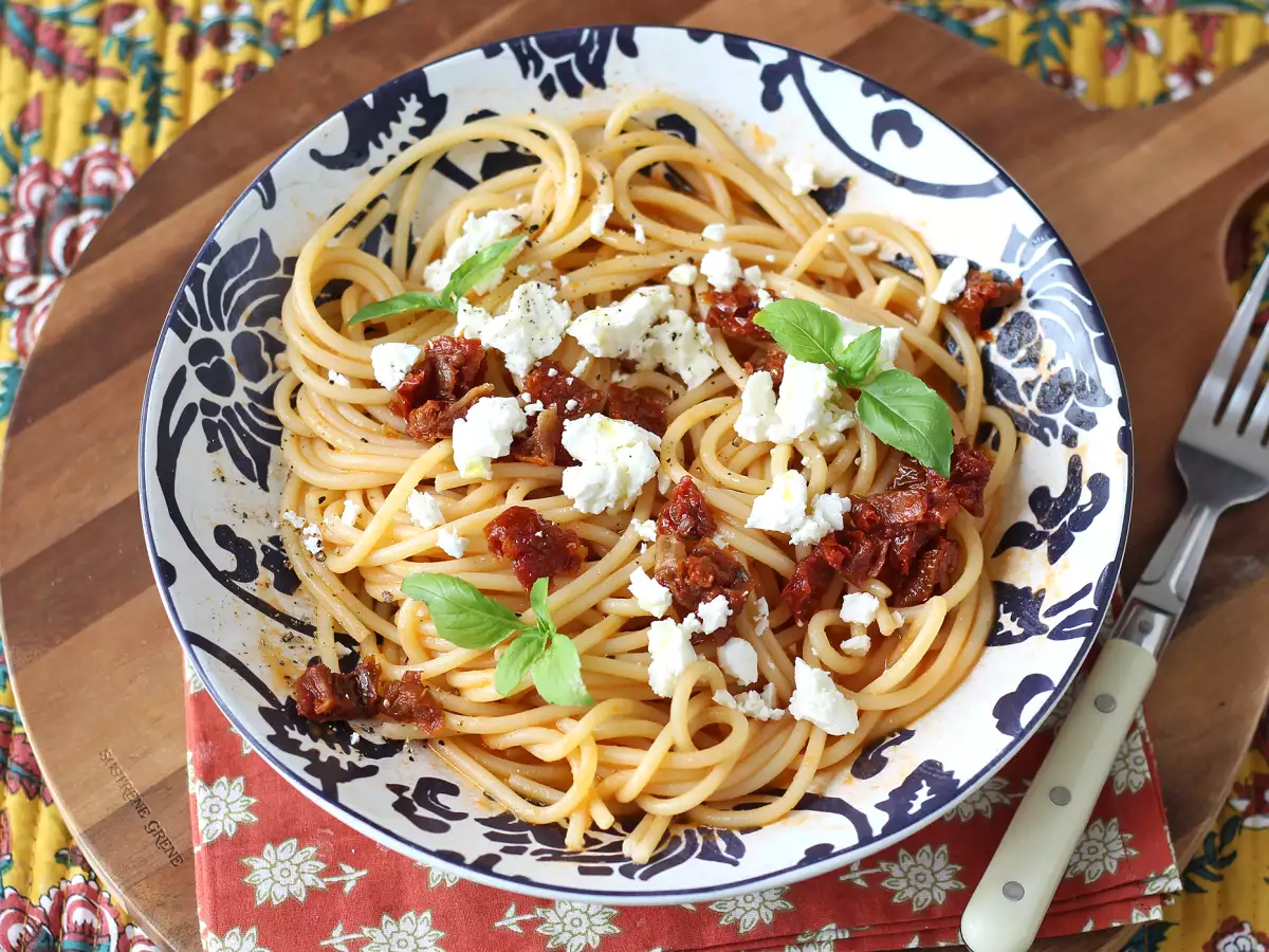 Spaghetti freddi con feta e pomodori secchi: una ricetta estiva fresca e gustosa - foto 7