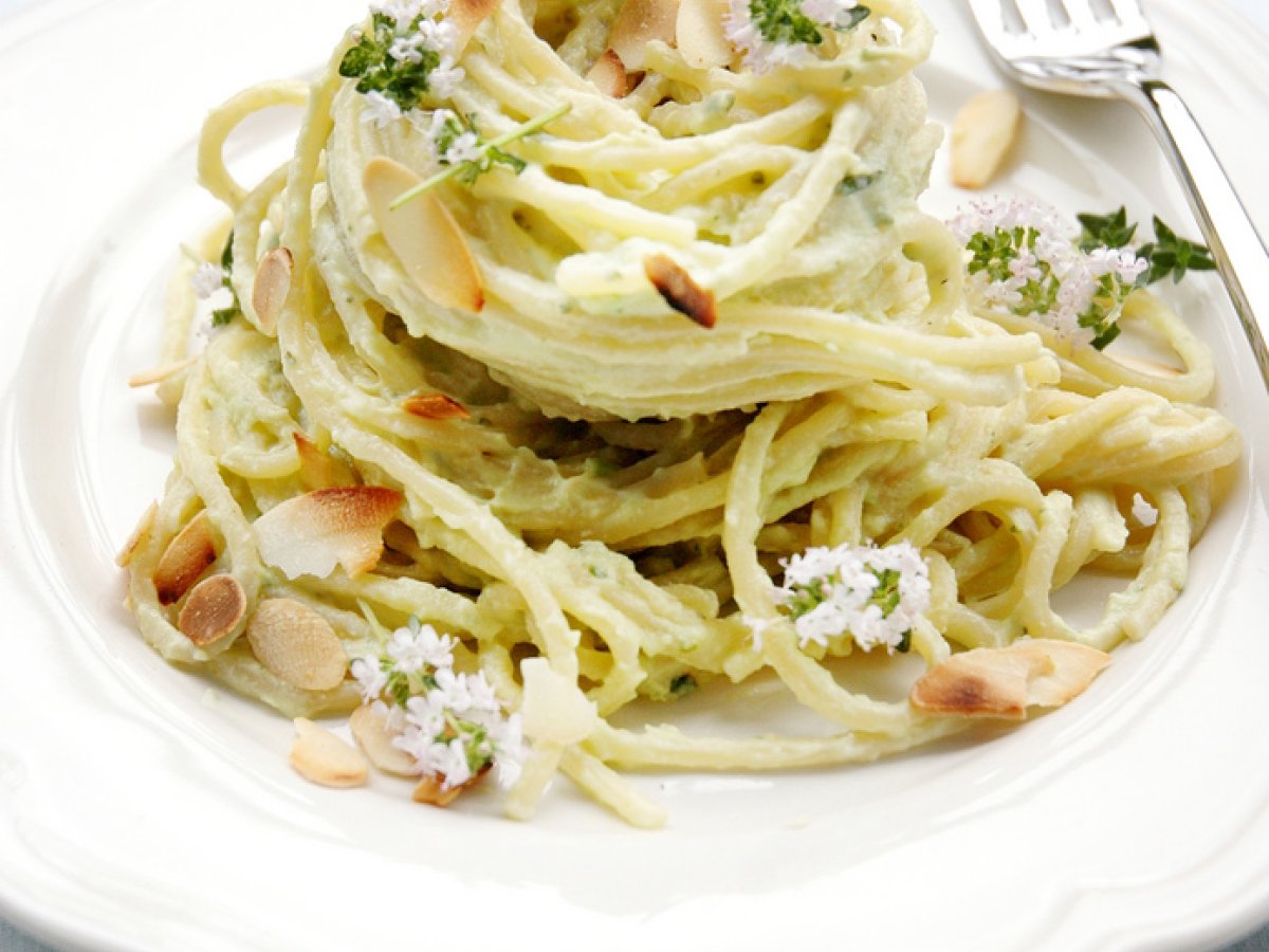 Spaghetti in crema di avocado, mandorle e timo