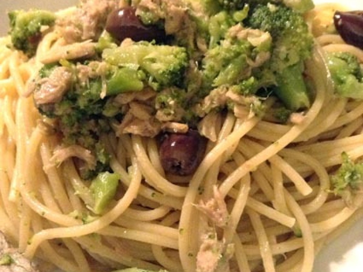SPAGHETTI INTEGRALI CON BROCCOLI, TONNO E OLIVE