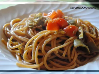 Spaghetti integrali con carciofi e pomodorini freschi