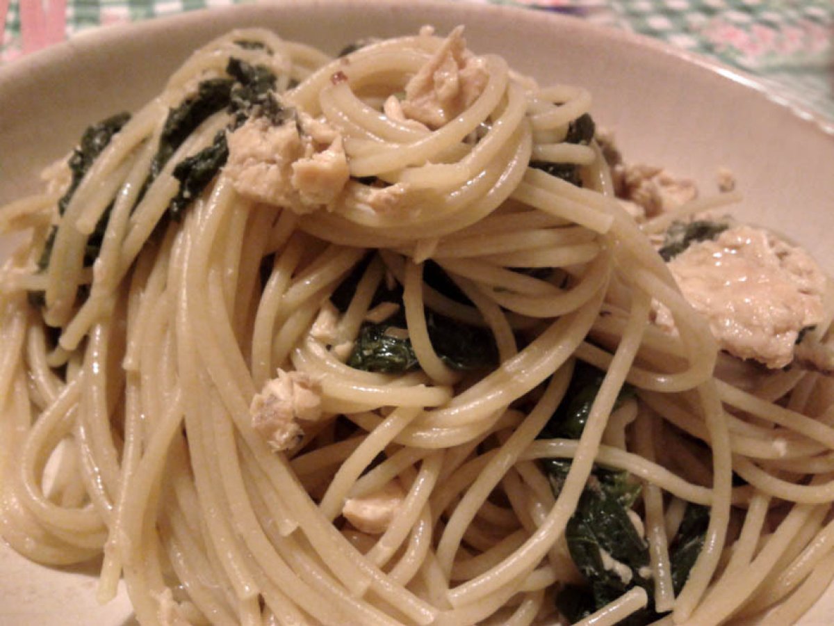SPAGHETTI INTEGRALI CON CIME DI RAPA E SALMONE