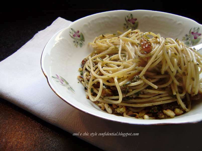 Spaghetti integrali con mollica tostata, uvetta, pinoli & pesto d' alici, foto 4