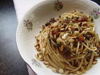 Spaghetti integrali con mollica tostata, uvetta, pinoli & pesto d' alici, foto 2