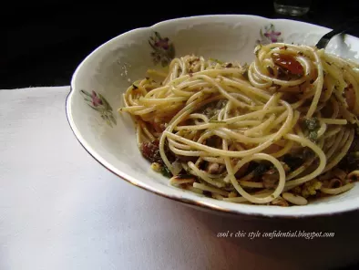 Spaghetti integrali con mollica tostata, uvetta, pinoli & pesto d' alici, foto 3