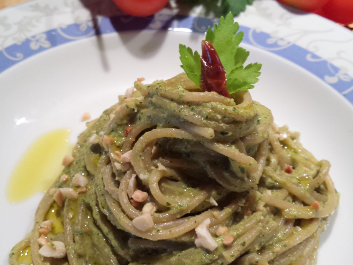 Spaghetti integrali con Pesto di Sedano, Mandorle e Pomodorini Secchi