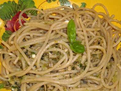 Spaghetti integrali con pesto di semi di girasole.