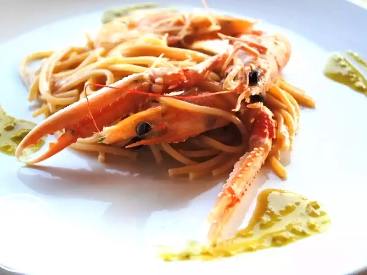 Spaghetti integrali con scampi, mazzancolle e pesto di pistacchi.