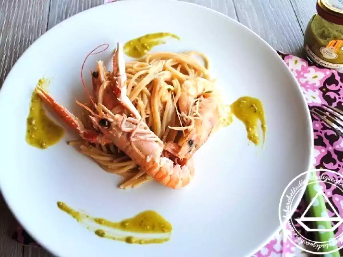 Spaghetti integrali con scampi, mazzancolle e pesto di pistacchi. - foto 2