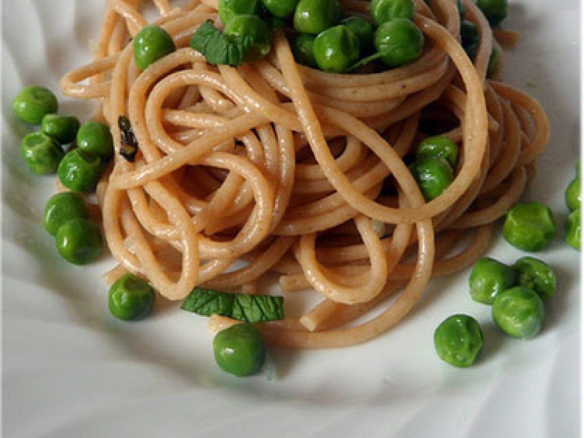 Spaghetti integrali piselli e menta