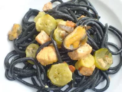Spaghetti neri con cozze e salmone