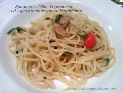 Spaghetti...olio...peperoncino ed...Aglio aromatizzato al Bergamotto