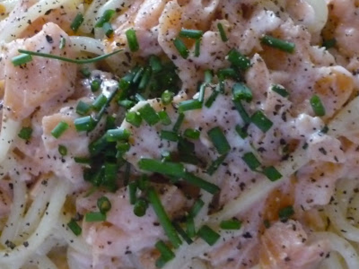 SPAGHETTI PANNA E SALMONE AL PROFUMO DI NOCE MOSCATA ED ERBA CIPOLLINA