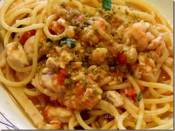 Spaghetti pesce spada e gamberetti al pistacchio.