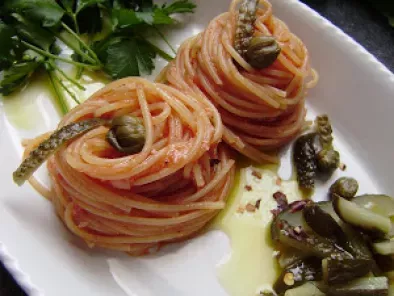 Spaghetti piccantini alla puttanesca con variante