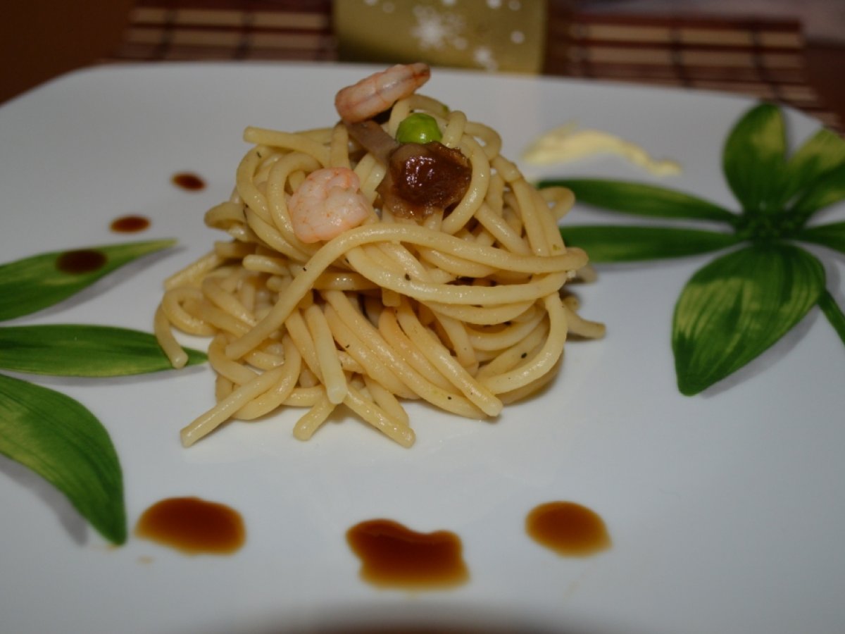 Spaghetti piselli, funghi e gamberetti