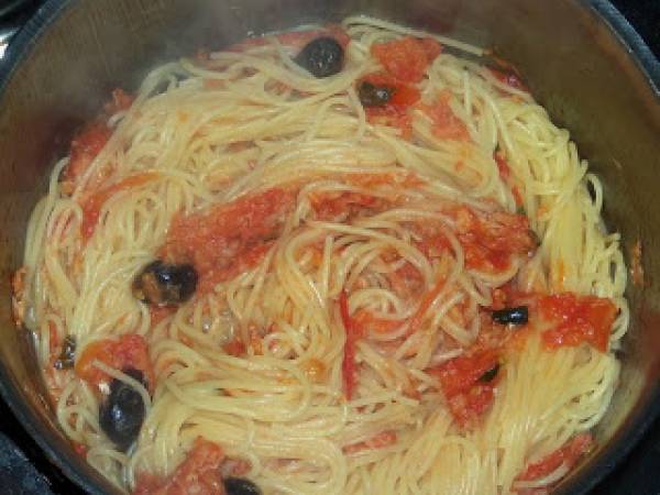 Spaghetti pomodoro, merluzzo e olive