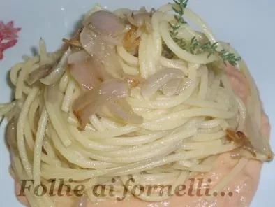 Spaghetti poveri con cipolla dorata su crema di cannellini