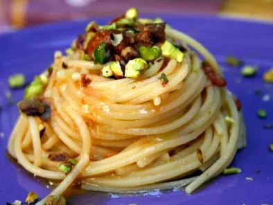 Spaghetti ricci e pistacchi
