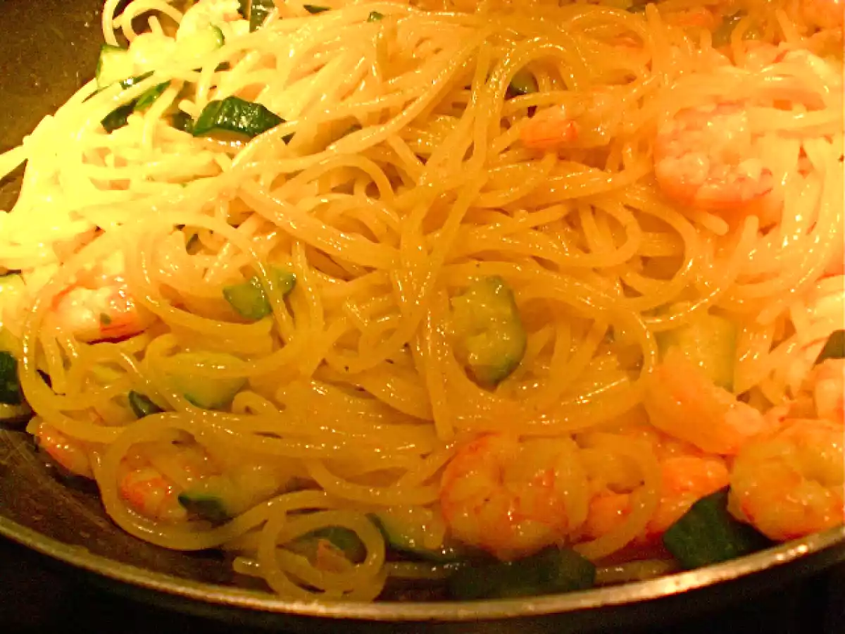 Spaghetti zucchine e code di gamberi