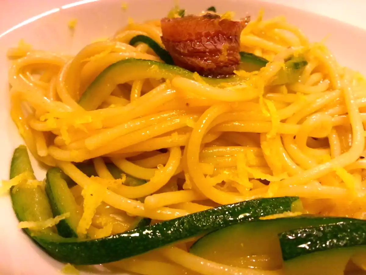 Spaghetti zucchine ed alici al profumo di limone