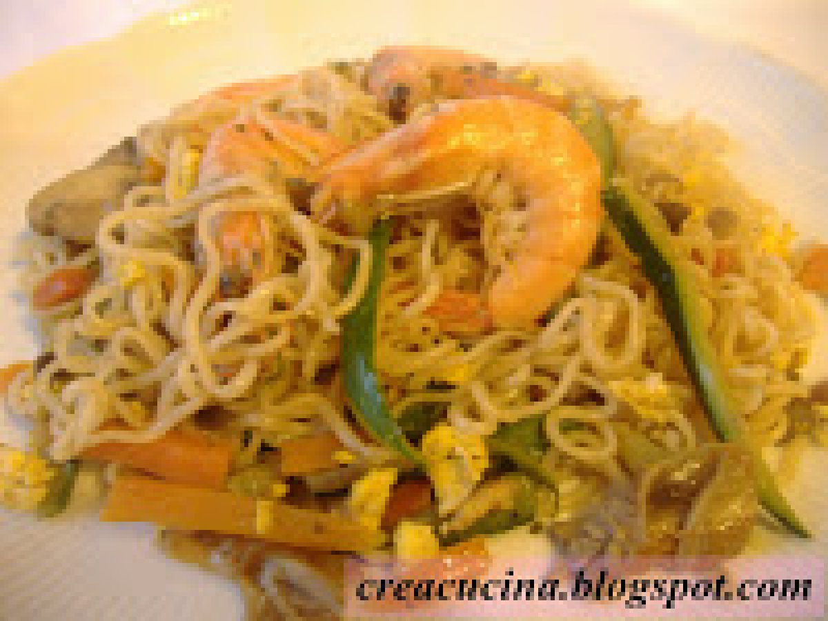 SPAGHETTINI CINESI CON VERDURE E GAMBERI