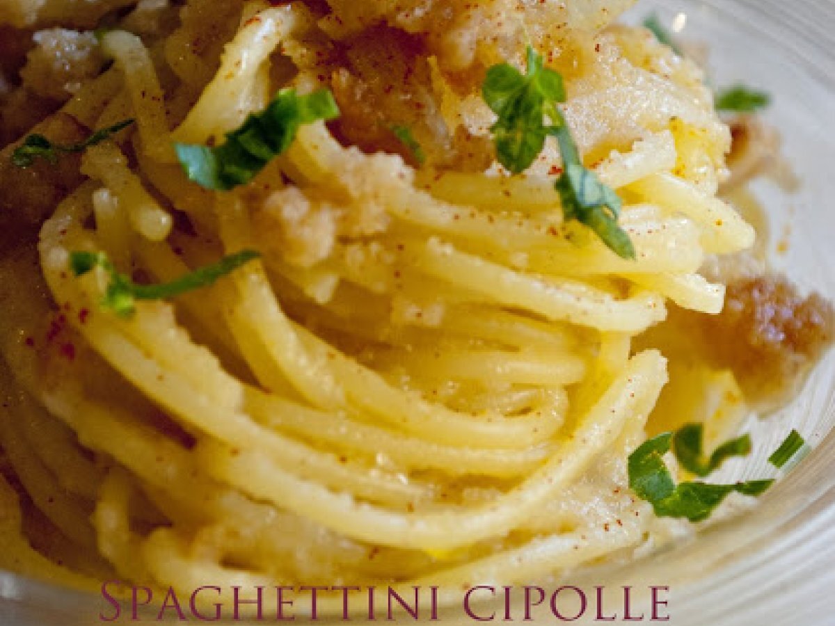 Spaghettini cipolle, pangrattato e zafferano