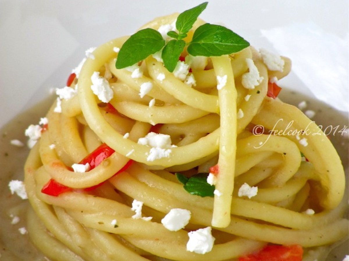 Spaghettoni con crema di melanzane, pomodorini e feta